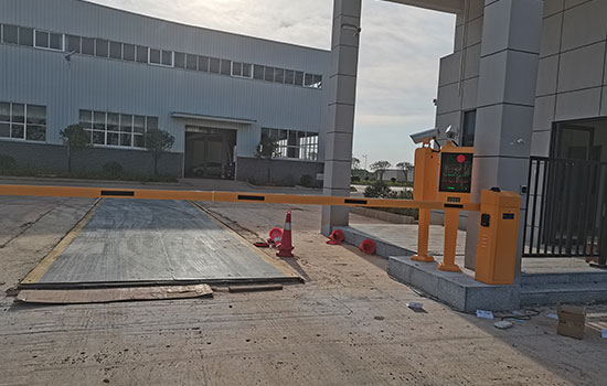 QIGONG-LPR-parking-management-system-with-automatic-barrier-gate